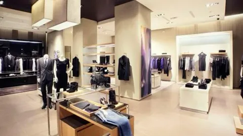 Loja de roupas sendo organizada