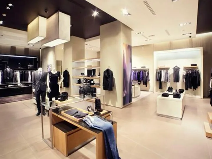 Loja de roupas sendo organizada